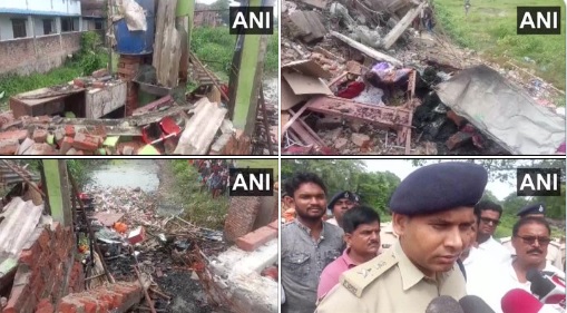बिहार के छपरा में धमाके से गिरा घर, मलबे में दबकर 6 लोगों की मौत (ANI) बिहार के छपरा में धमाके से गिरा घर, मलबे में दबकर 6 लोगों की मौत (ANI)