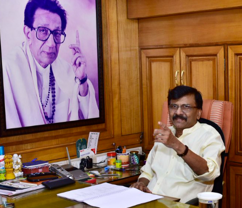 शिवसेना अपने विधायकों व सांसदों की बगावत का सामना कर रही है, शिवसेना अपने विधायकों व सांसदों की बगावत का सामना कर रही है,
