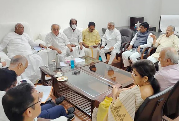 सोनिया गांधी से ED की पूछताछ, KCR की पार्टी पहली बार शामिल सोनिया गांधी से ED की पूछताछ, KCR की पार्टी पहली बार शामिल