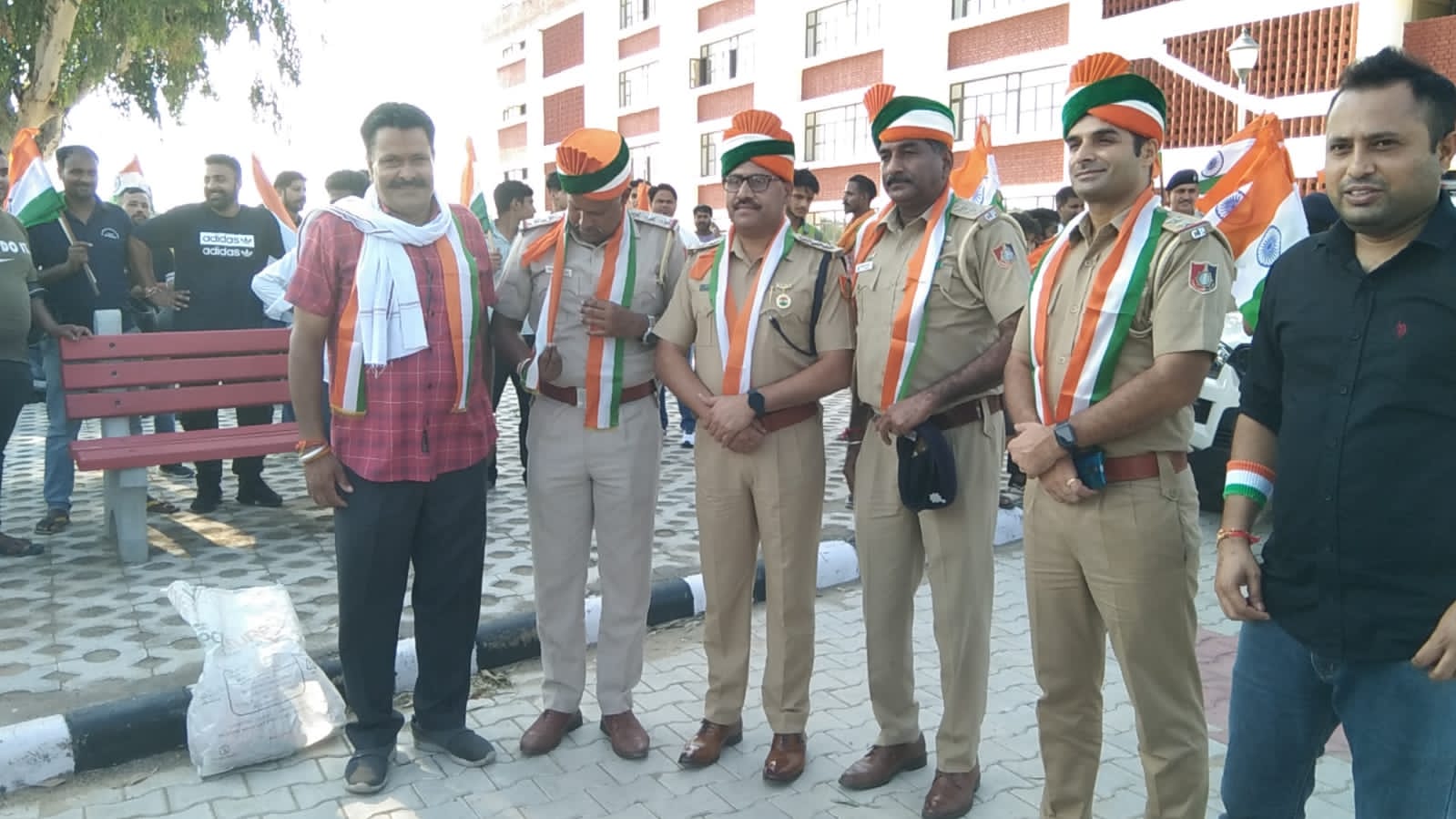 तिरंगा यात्रा में तिवारी ने DSP, SHO को किया सम्मानित l
