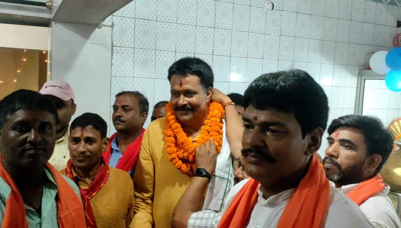 आज पूरे देश मे कृष्ण की भक्ति में डूबे लोग आज पूरे देश मे कृष्ण की भक्ति में डूबे लोग