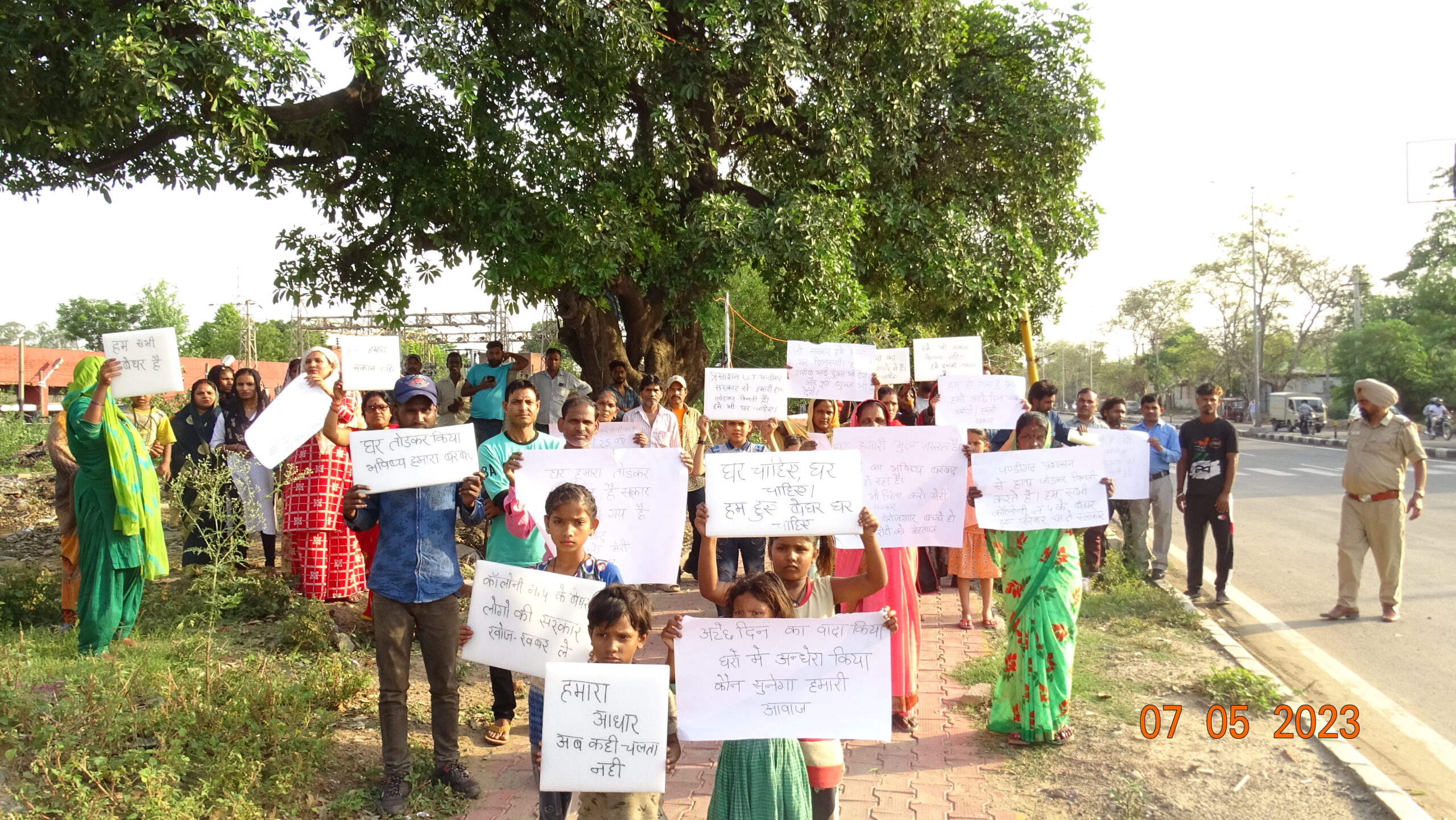 मौलिक अधिकारो मे शामिल मकान न मिलने से लोगो ने किया प्रदर्शन मेरा आधार मेरी पहचान नहीं रहा मौलिक अधिकारो मे शामिल मकान न मिलने से लोगो ने किया प्रदर्शन मेरा आधार मेरी पहचान नहीं रहा