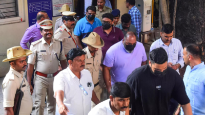 बेंगलुरु भगदड़: आरसीबी अधिकारी, तीन अन्य लोगों को 14-दिवसीय न्यायिक हिरासत में भेजा गया | भारत समाचार बेंगलुरु भगदड़: आरसीबी अधिकारी, तीन अन्य लोगों को 14-दिवसीय न्यायिक हिरासत में भेजा गया | भारत समाचार