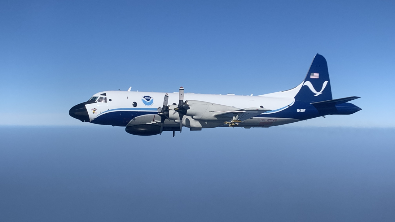 मीडिया के लिए NOAA के विमान संचालन केंद्र का दौरा करने का अवसर मीडिया के लिए NOAA के विमान संचालन केंद्र का दौरा करने का अवसर