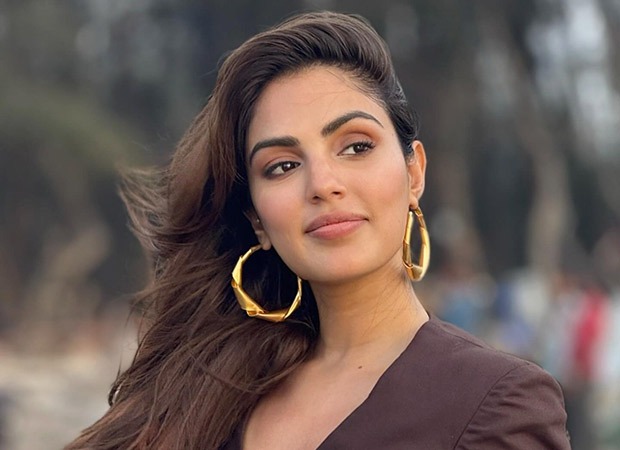 Rhea Chakraborty पेशेवर प्रतिबद्धताओं के लिए विदेश में उड़ान भरने के लिए अदालत से सिर हिलाता है: बॉलीवुड न्यूज