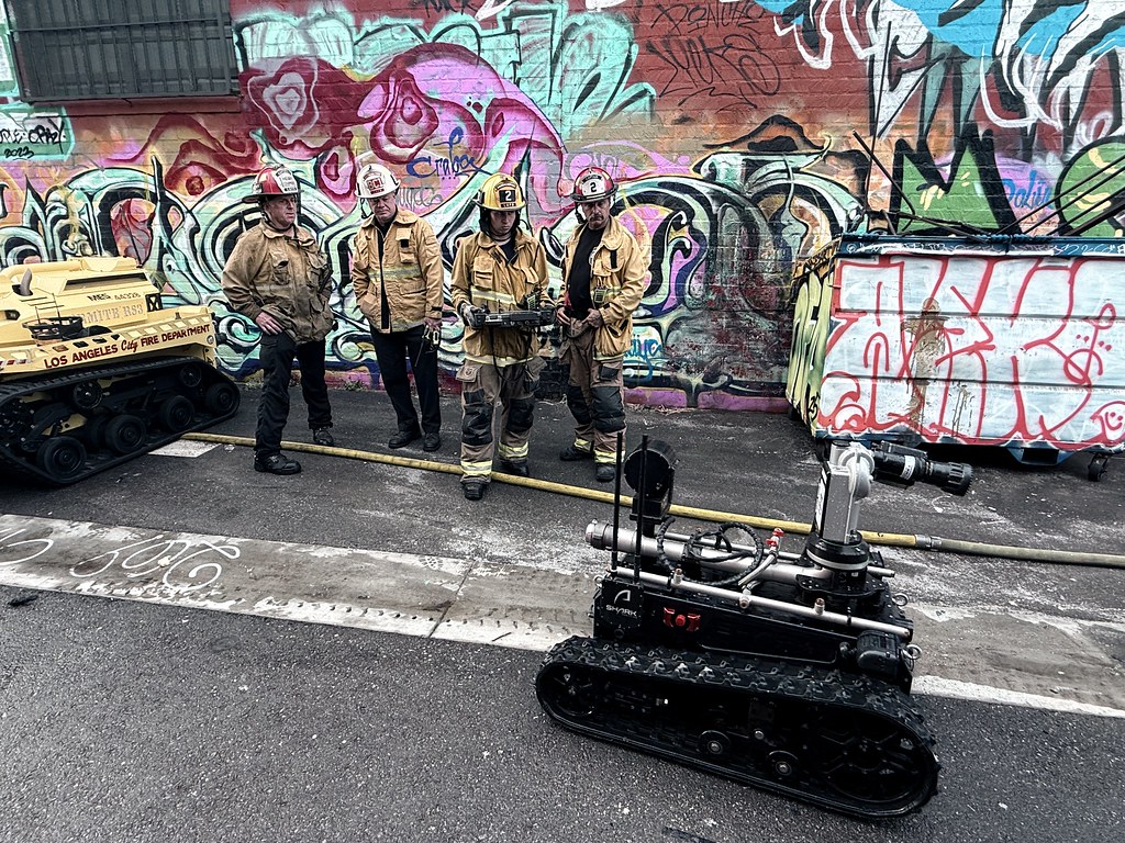 DTLA के औद्योगिक ईएएस में दो इमारतों के माध्यम से फायर स्वीप …
