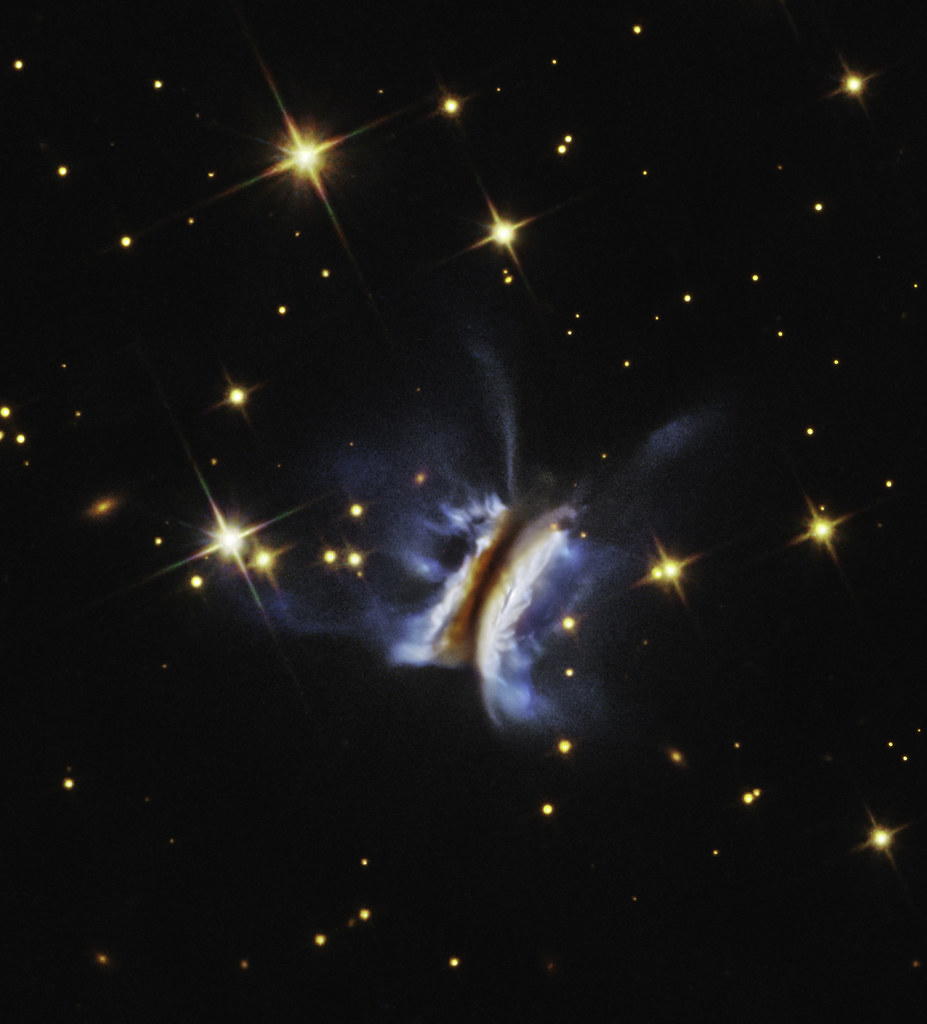 सर्कमस्टेलर डिस्क IRAS 23077+6707 | यह NASA/ESA हबल स्प…