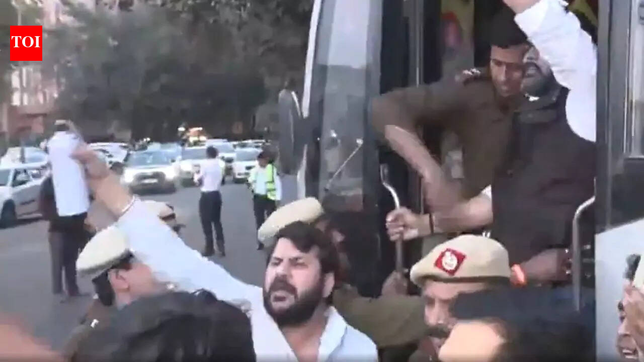 ‘गद्दार राहुल’: बीजेपी ने एआई कार्यक्रम में कांग्रेस के शर्ट-ऑफ व्यवधान का विरोध किया | भारत समाचार ‘गद्दार राहुल’: बीजेपी ने एआई कार्यक्रम में कांग्रेस के शर्ट-ऑफ व्यवधान का विरोध किया | भारत समाचार