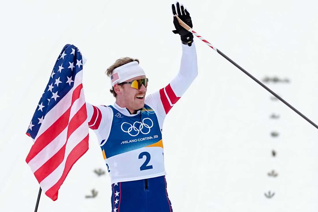 अमेरिकी बेन ओग्डेन ने अमेरिकी पुरुषों की क्रॉस-कंट्री स्कीइंग में 50 साल के पदक के सूखे को तोड़ते हुए रजत पदक जीता: एनपीआर